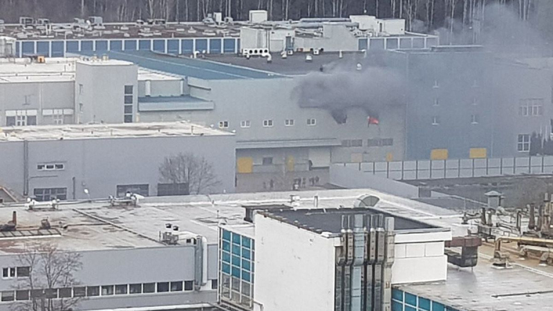 Temporada de incendios en pleno apogeo: una fábrica cerca de Moscú ardía intensamente