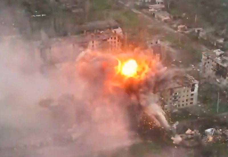 "Generador de algodón": cómo la aviación destruye al enemigo con "bombas inteligentes" JDAM- ER – video infernal