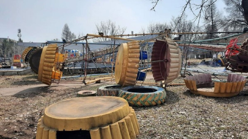 En Rusia, una rueda de la fortuna cayó justo en un parque infantil: un video épico