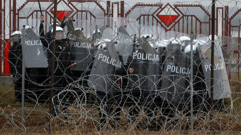 En la frontera entre Bielorrusia y Polonia, un grupo de inmigrantes arrojó piedras a los guardias fronterizos polacos