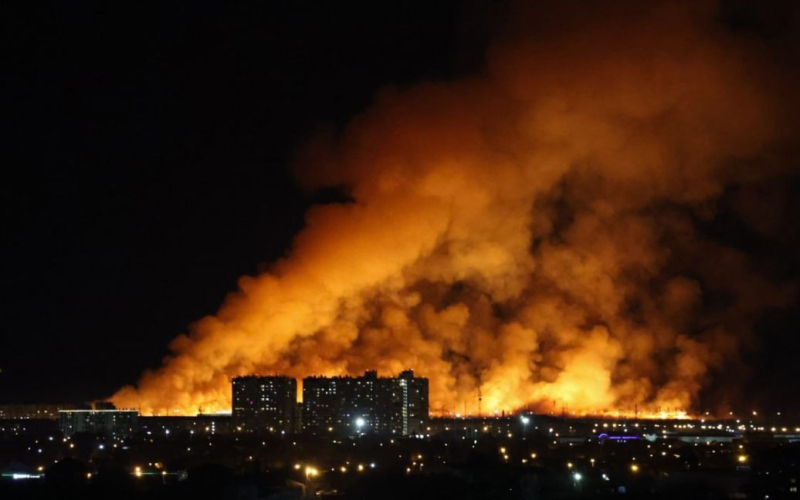 Humo denso y resplandor: un incendio a gran escala estalló en Tyumen (foto, video)