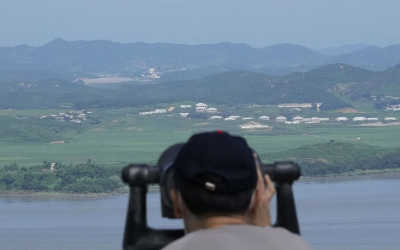 Japonés /></p>
<p><strong>El misil fue lanzado frente a la costa este de la península de Corea.</strong></p>
<p>En la noche del jueves 13 de abril, la RPDC lanzó un cohete , que activó el sistema de alerta de emergencia japonés. Se instó a los residentes a ponerse a cubierto debido a la posible caída de un misil balístico cerca de Hokkaido.</p>
<p>Esto fue informado por Kyodo y Reuters, citando a la Guardia Costera japonesa.</p>
<p>Algún tiempo después, el país Dijo que el peligro ha pasado, porque el cohete cayó, anteriormente, cerca del norte de Japón. Según el ejército de Corea del Sur, fue lanzado frente a la costa este de la península de Corea.</p>
<p>Recuerde que el 11 de abril, Rusia probó un misil balístico intercontinental. Su ojiva de entrenamiento “golpeó un objetivo simulado en un campo de entrenamiento en Kazajstán”. Corea del Norte lanzó un misil similar a mediados de marzo. Voló unos mil kilómetros y cayó al mar de Japón.</p>
<h4>Temas relacionados:</h4>
<!-- AddThis Advanced Settings above via filter on the_content --><!-- AddThis Advanced Settings below via filter on the_content --><!-- AddThis Advanced Settings generic via filter on the_content --><!-- AddThis Related Posts below via filter on the_content --><div class=