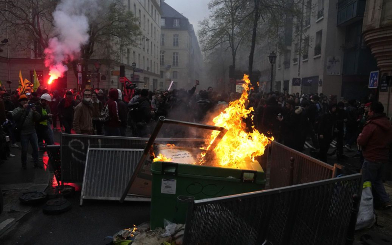 El Consejo Constitucional de Francia aprobó la reforma de las pensiones: el país fue cubierto por una nueva ola de protestas