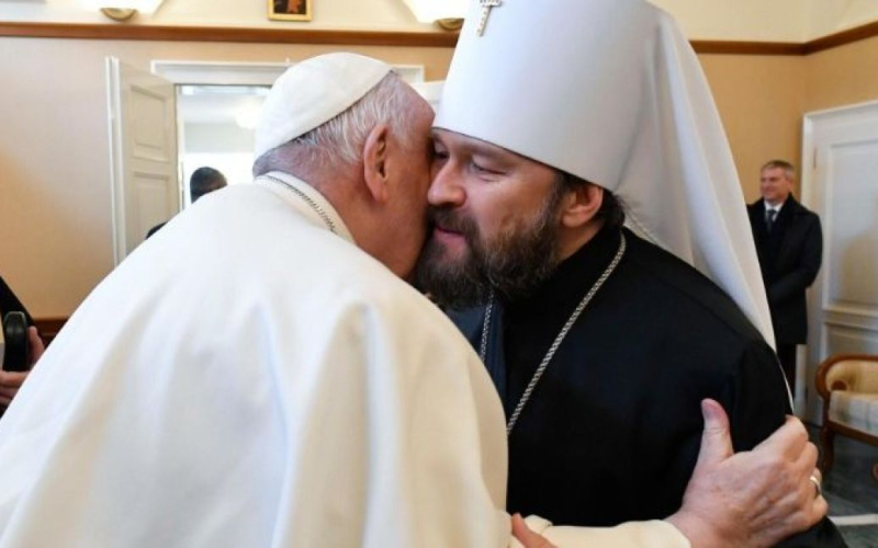 El Papa saludó al metropolita sancionado en Budapest con un abrazo y un beso