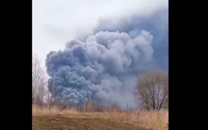 Destello cerca de Bryansk Potente incendio en una granja avícola: video de un fuerte incendio ocurrido en una granja avícola cerca de la ciudad rusa de Bryansk.</p>
<p>Así lo informan los canales locales de Telegram.</p>
<p>El fuego envolvió a uno de los edificios en el territorio de la empresa avícola Miratorg en el pueblo de Uruchche cerca del centro regional.</p>
<p>Según los residentes locales, antes de la llegada de los bomberos, las llamas ardían durante más de media hora, nubes de el humo negro se elevó hacia el cielo.</p>
<p>“Hay mucho humo”, dice un residente local que publicó el video en la Red.</p>
<p>Ocho cuerpos de bomberos están trabajando en el escena del incidente. También llegaron servicios especiales para investigar la causa del incendio.</p>
<p>Los propagandistas rusos informan de un ataque de las Fuerzas Armadas de Ucrania.</p>
<p>No hay informes de víctimas como consecuencia del incendio .</p>
<p>Recordemos que a principios de marzo, los propagandistas rusos anunciaron un “ataque de saboteadores ucranianos” que supuestamente tomaron rehenes en el pueblo de Sushany, región de Bryansk. El “Cuerpo de Voluntarios Rusos” (RDK) asumió la responsabilidad del ataque de sabotaje.</p>
<h4>Temas relacionados:</h4>
<!-- AddThis Advanced Settings above via filter on the_content --><!-- AddThis Advanced Settings below via filter on the_content --><!-- AddThis Advanced Settings generic via filter on the_content --><!-- AddThis Related Posts below via filter on the_content --><div class=