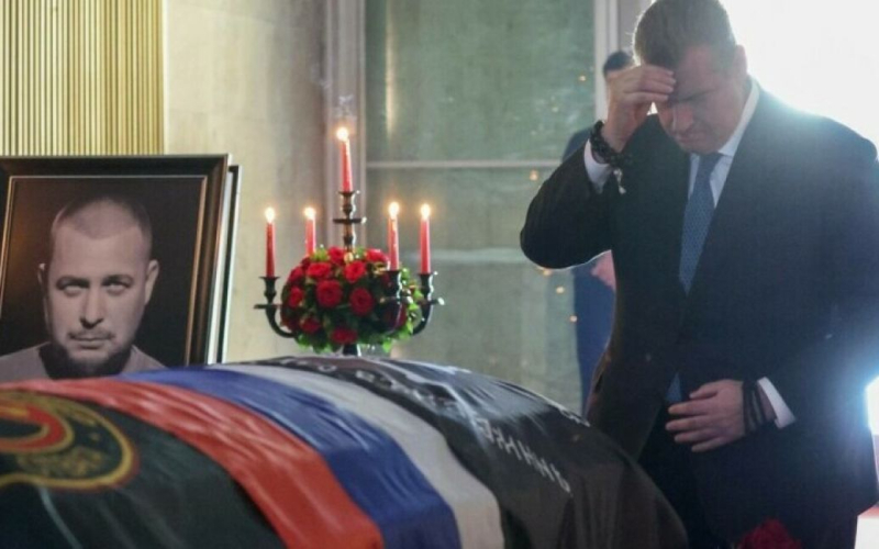 El funeral del propagandista ruso Tatarsky: lo que los mercenarios pusieron en su ataúd (video)