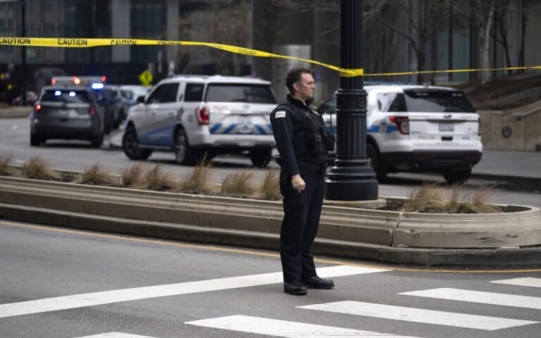 La policía mezcló la casa y le disparó a un hombre inocente