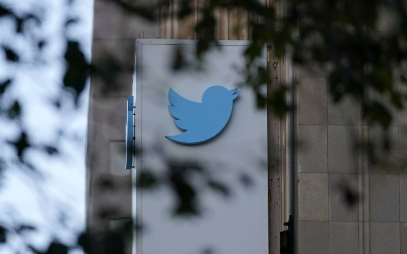 Twitter trae de vuelta el azul marcas para /></p>
<p><strong>La etiqueta popular vuelve a aparecer en las páginas de algunas celebridades.</strong></p>
<p>Twitter está restaurando la función de etiqueta azul para los usuarios con más de 1 millón de suscriptores . Ya ha sido devuelto a Beyoncé, Harry Kane, Richard Osman y Victoria Beckham.</p>
<p>Así lo informa la BBC.</p>
<p>Los usuarios de la red social propiedad de Elon Musk también pueden obtener una marca dorada, pero por ella tienes que pagar.</p>
<p>Como sabes, la marca azul se creó originalmente para autenticar a los usuarios. Esto fue necesario para detener la propagación de cuentas falsas que publican desinformación.</p>
<p>El año pasado, Twitter presentó el servicio Blue. Permitió que los usuarios comunes pagaran por la marca azul, que antes solo podían obtener las personas famosas. La innovación ha llevado a algunos a engañar a la gente haciéndose pasar por estrellas o una gran cuenta de marca. Por lo tanto, la empresa modificó ligeramente el servicio y comenzó a separar a las personas comunes y famosas que verificaban perfiles con marcas de diferentes colores.</p>
<p>Anteriormente, informamos sobre la aparición de un nuevo servicio Meta Verified en Facebook e Instagram. Permitirá a los usuarios verificar sus cuentas. Cualquiera puede obtener una marca azul junto al nombre del perfil, pero por dinero.</p>
<p><u><strong>Lea también:</strong></u></p>
<h4>Temas similares: </h4>
<!-- AddThis Advanced Settings above via filter on the_content --><!-- AddThis Advanced Settings below via filter on the_content --><!-- AddThis Advanced Settings generic via filter on the_content --><!-- AddThis Related Posts below via filter on the_content --><div class=