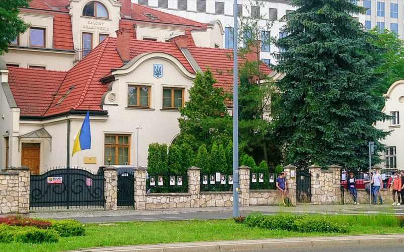 En Cracovia, un hombre se prendió fuego frente al Consulado de Ucrania: se supo el motivo