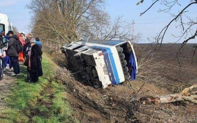 В Autobús de pasajeros con ucranianos volcado en Moldavia: hay víctimas