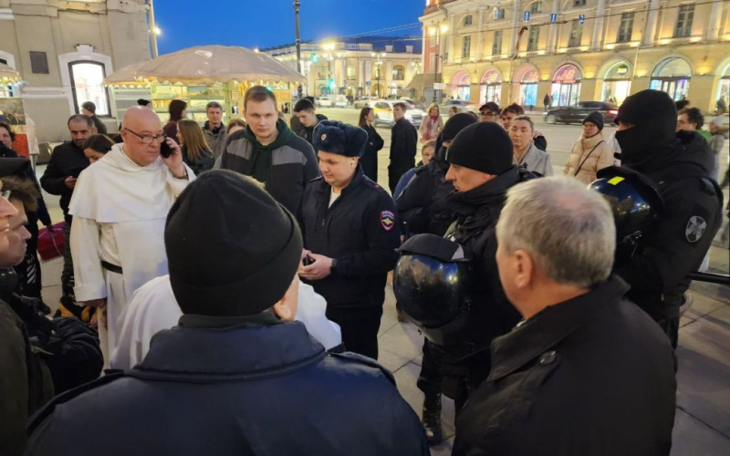 V Petersburgo, OMON dispersó a los creyentes durante el servicio de Pascua