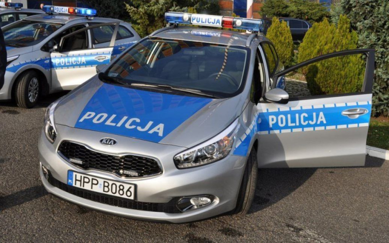 В En Polonia, un conductor fue aplastado por su propio coche frente al patio de la casa