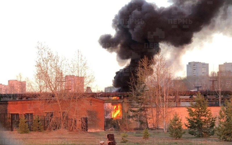 Una fábrica de artillería incendiada en Rusia: foto y video 