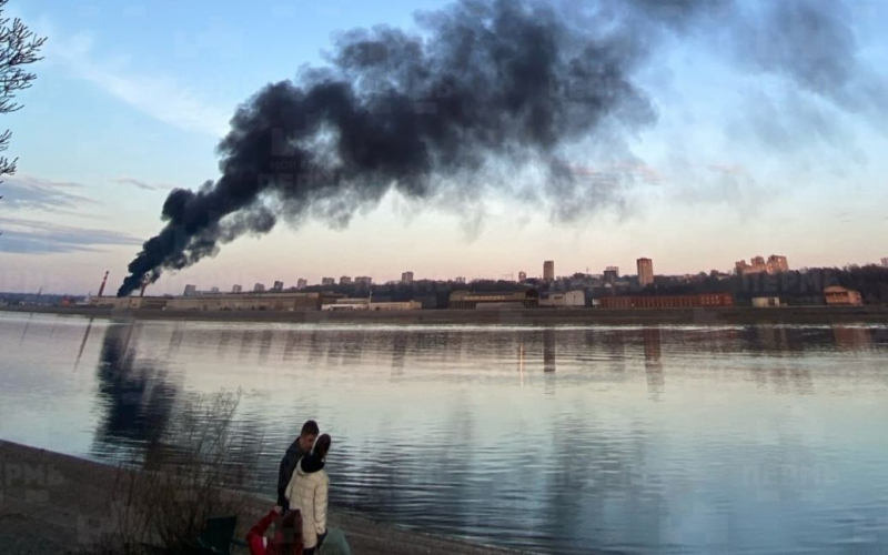 En Rusia fábrica de artillería en llamas: foto y video En Perm, el sábado 29 de abril por la noche, se produjo un incendio en el territorio de la empresa de defensa Motovilikhinskiye Zavody.</p>
<p>Esto fue informado por los canales locales de Telegram.</p>
<p>Los rescatistas locales recibieron un mensaje sobre el incendio a las 20:08.</p>
<p>Al llegar, se determinó que la subestación transformadora estaba en llamas.</p>
<blockquote class=