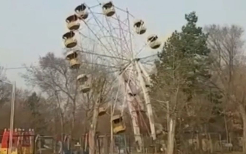 En Rusia, la rueda de observación cayó en el patio de recreo: video épico