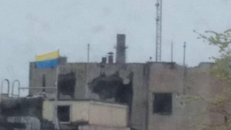 Bandera ucraniana colgada en el edificio del Palacio de la Cultura de Iskra en ruinas en Mariupol