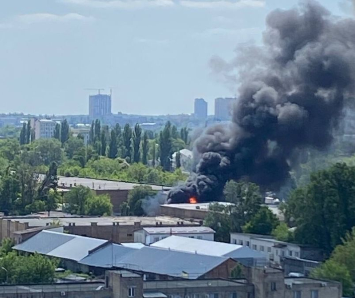 En el distrito de Solomensky de la capital: incendio: se ve humo negro desde diferentes partes de Kiev