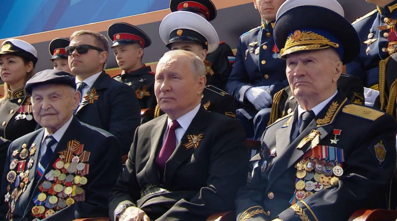 El doppelgänger ha envejecido: un psicólogo contó cuál de los Putin habló en el desfile