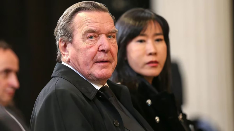 La esposa de Schroeder fue despedida después de la celebración del 9 de mayo en la embajada rusa en Berlín