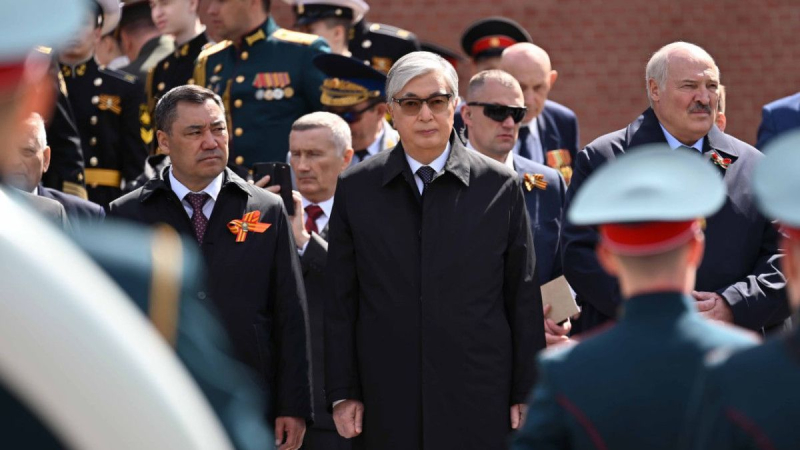 Fueron presionados: el ex agente de la KGB notó el comportamiento interesante de Tokayev y Pashinyan en el desfile
