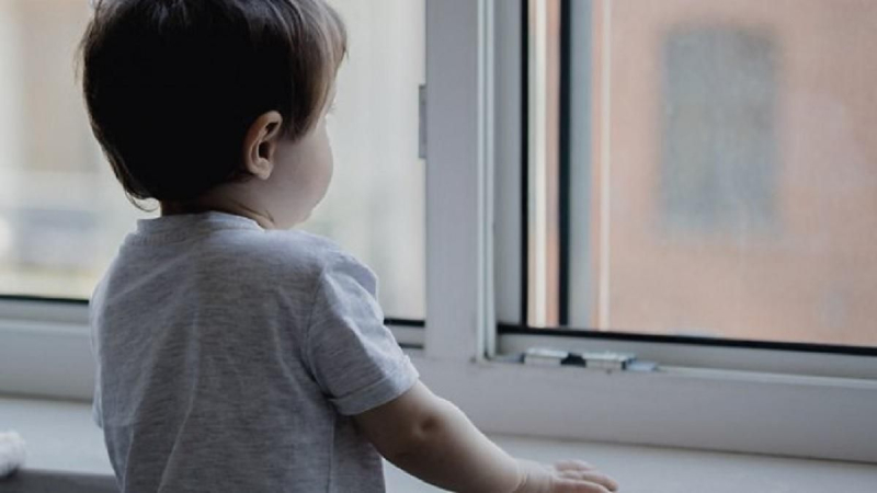 Un niño de 5 años se cayó por la ventana de un edificio alto en Kiev: la policía se puso manos a la obra