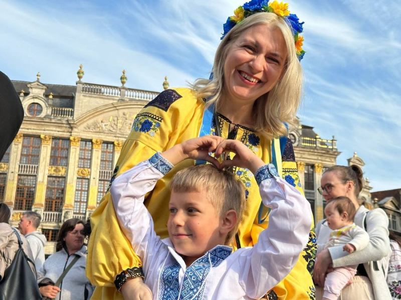 Cómo celebraron los ucranianos el Día de Vyshyvanka en Bruselas: reportaje fotográfico exclusivo desde la Grand Place
