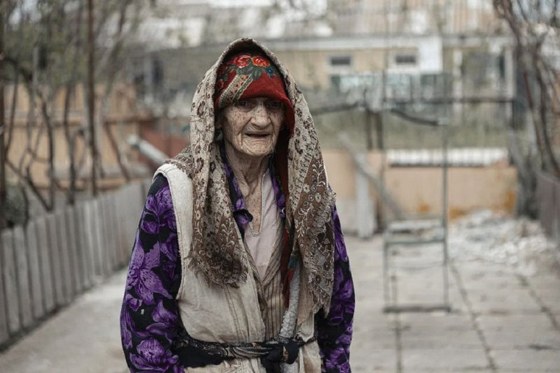 Los ocupantes se escondían de las Fuerzas Armadas de Ucrania por una abuela de 94 años: una El transporte blindado de personal abandonado todavía está en su patio