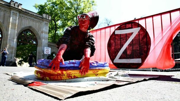 Piscina con "sangre" y Z-kokoshnik: se realizó una actuación frente a la Embajada de Rusia en Praga – foto