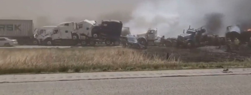 Una poderosa tormenta de polvo cegó a los conductores en los EE. UU.: 70 autos chocaron, muchos murieron