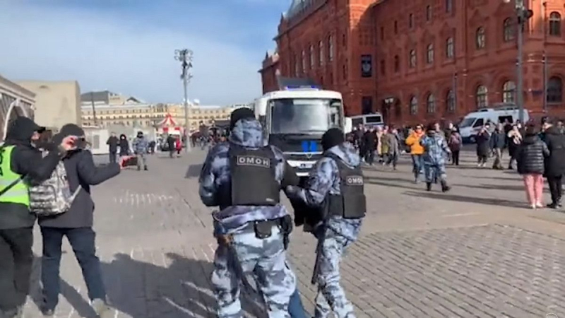 La policía golpeó dos veces a un hombre en Moscú por sostener una bandera ucraniana