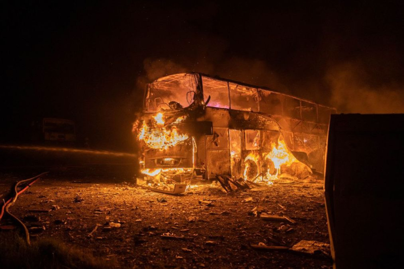 El Servicio Estatal de Emergencia mostró fotos de las secuelas del ataque nocturno en Kiev