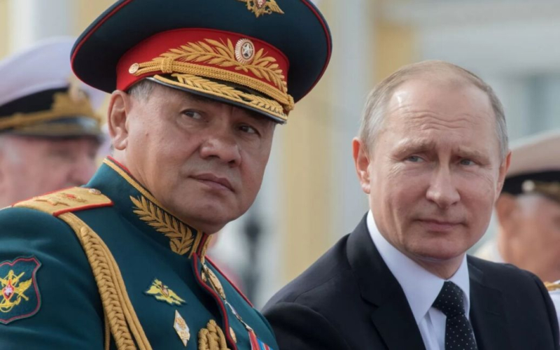 Qué Putin se manifestó en el desfile del 9 de mayo: la explicación de un experto p>El presidente de la Federación Rusa, Vladimir Putin, en su discurso antes del desfile militar en la Plaza Roja el 9 de mayo, no fue casualidad que mencionara a menudo la guerra en Ucrania .</p>
<p>Esta opinión fue expresada en el aire de Apostrophe TV por el estratega político Mikhail Sheitelman.</p>
<p >El experto recordó que el año pasado en el mismo evento, Putin solo mencionó una vez la guerra en Ucrania, pero esta vez se convirtió en el estribillo principal de su discurso.</p>
<p>“Ahora bien, esta [guerra en Ucrania] fue mencionada en cada frase Todo el desfile fue sobre la guerra en Ucrania. Al mismo tiempo, los presidentes visitantes fueron llamados líderes no de estados, sino de repúblicas fraternales que no lucharon, sino que solo ayudaron en la guerra. El desfile fue un espectáculo para Occidente, cuyo propósito es mostrar que aún no hemos perdido”, dijo Sheitelman.</p>
<p>El experto explicó la presencia de líderes de estados aún dependientes de Rusia por el deseo de Putin no solo de mostrar su influencia, sino también de esconderse a sus espaldas. Como, en la multitud, los guardias del dueño del Kremlin lo cubrieron con el presidente de Kazajstán, lo que confirma la opinión de que fueron invitados como un “escudo humano”.</p>
<p>Es cierto que esta “protección” no es muy confiable, al menos para el principal satélite político de Putin, tiene problemas de salud evidentes.</p>
<p>Según el experto, la salida urgente de Moscú del autoproclamado presidente de Bielorrusia, Alexander Lukashenko, indica que los rumores sobre su enfermedades que se han estado propagando durante mucho tiempo tienen una base real.</p>
<p> < p>“La información sobre las enfermedades de Lukashenka se ha estado difundiendo durante varios años. Pero esto se demostró claramente por primera vez. No fue una actuación para evitar hablando con Putin. No es rentable para él mostrar su enfermedad a su gente “, señaló Mikhail Sheitelman.</p>
<p> Recordemos que durante el “Desfile de la Victoria” en la Plaza Roja de Moscú, el presidente ruso, Vladimir Putin, estaba asustado. por el “pop”, que resultó ser un golpe de tambor.</p>
<h4>Temas similares:</h4>
<!-- AddThis Advanced Settings above via filter on the_content --><!-- AddThis Advanced Settings below via filter on the_content --><!-- AddThis Advanced Settings generic via filter on the_content --><!-- AddThis Related Posts below via filter on the_content --><div class=