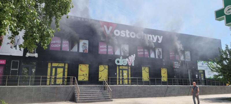 Se produjo un incendio en un centro comercial en la ocupada Mariupol: una enorme columna de humo se elevó hacia el cielo