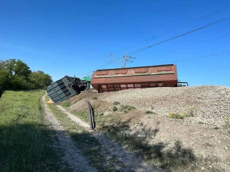 Un convoy de vehículos enemigos fue detenido durante dos días, – soldado AFU sobre las consecuencias de una explosión ferroviaria en Crimea 