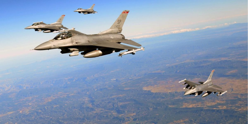 Esto es bastante real, un observador militar permitió el momento de la aparición de la F -16 en los cielos de Ucrania