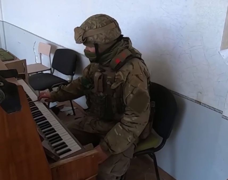 La música suena en Bakhmut en medio de explosiones y destrucción: video conmovedor
