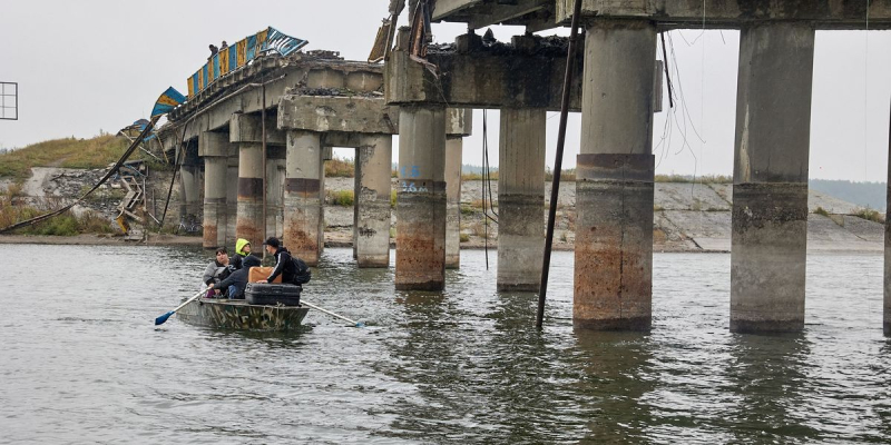 Deberían haber navegado en barcos: cómo se restauró el puente roto en el desocupado Stary Saltov