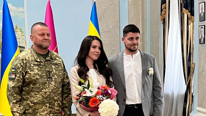 Mientras los rusos difundían noticias falsas sobre la muerte de Zaluzhny, él llegó a la boda de los ucranianos
