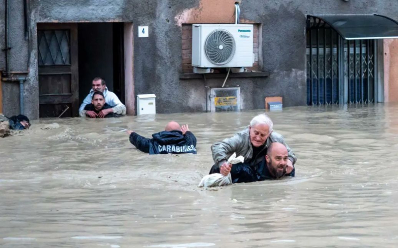 Italia se hunde bajo el agua: una fuerte inundación arrasó el país, hay muertos (foto, video)