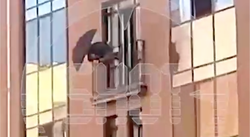 "Mary Poppins" rusa: un hombre descendió del octavo piso en un paraguas (foto)