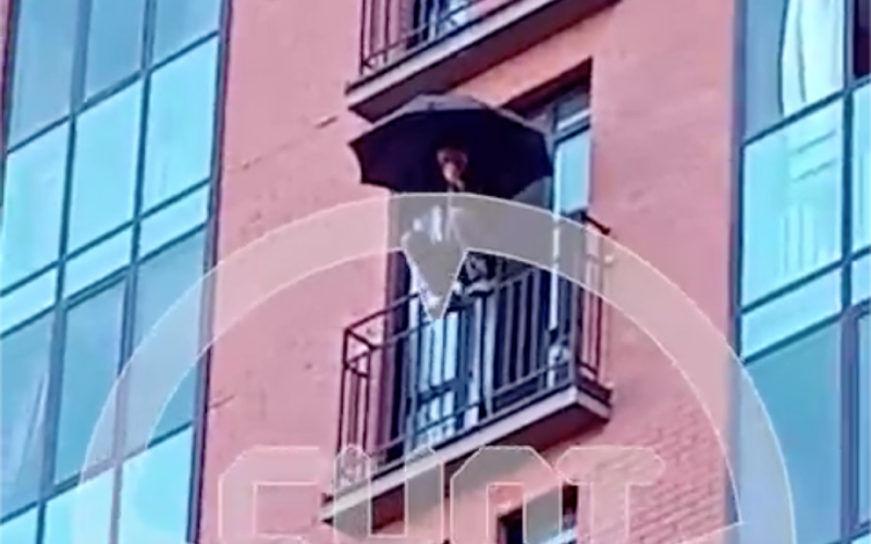 "Mary Poppins" rusa: un hombre descendió del octavo piso sobre un paraguas (foto)