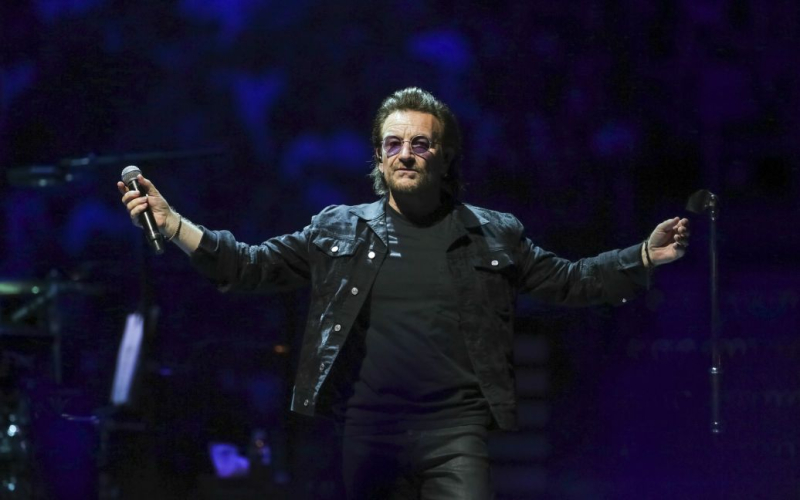 El cantante principal de U2, Bono, dibujó a Zelensky para la portada de la revista The Atlantic