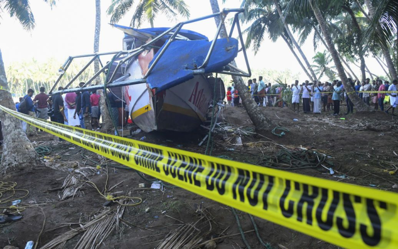В Embarcación turística volcada en India: más de 20 muertos (foto) >, no lejos de la ciudad de Tanur, volcó una embarcación turística desbordada de gente. Más de 20 personas han muerto a más tardar.</p>
<p>Esto es informado por la AP.</p>
<p>Es probable que aumente el número de muertos ya que el bote quedó atascado en aguas turbias y estaba siendo remolcado. para rescatar a los que están adentro, dijo Abdurahiman, ministro de Pesca y Desarrollo Portuario de Kerala.</p>
<p>“El barco está siendo remolcado a tierra y se esperan más víctimas”, dijo Abdurahiman a los medios locales, y agregó que cuatro personas fueron hospitalizadas en estado grave. en el hospital.</p>
<p><img decoding=