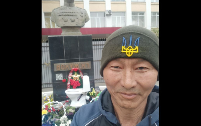 En Kazajstán, se llevó una taza del inodoro al monumento a Zhukov: cómo terminó todo (foto)