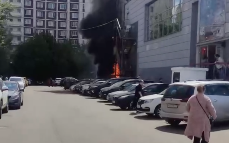 В Una explosión retumbó cerca de una tienda en Moscú: se produjo un incendio (video)