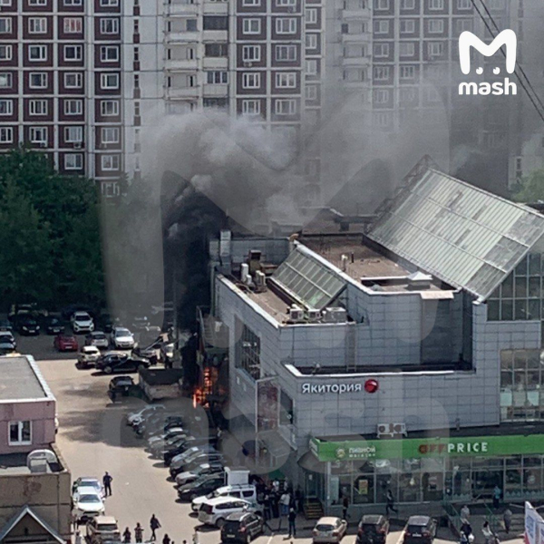 Ocurrió una explosión cerca de una tienda en Moscú: se produjo un incendio (video)