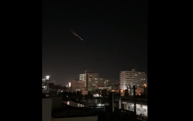 Asombrosas rayas de fuego aparecen en el cielo de Japón: no son meteoritos (video)