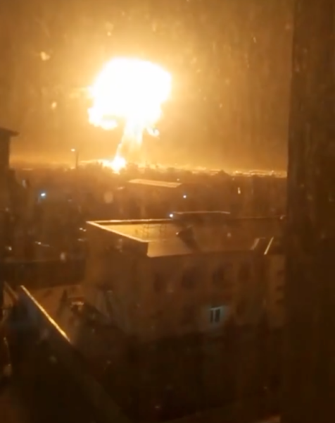 Una poderosa explosión en una gasolinera - foto