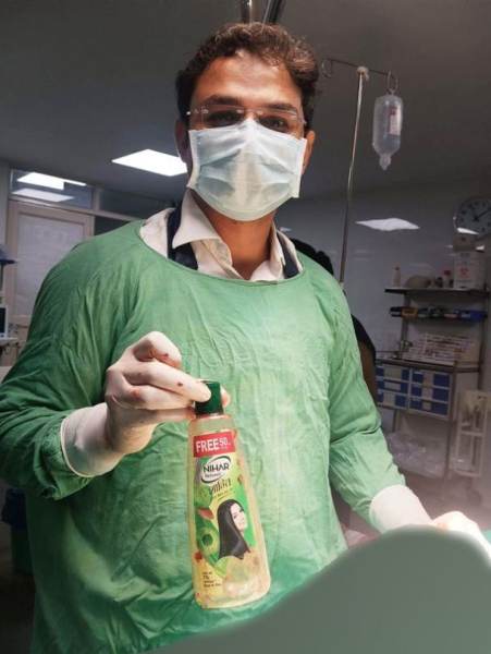 Los médicos sacaron un Hombre de 20 años saca de su estómago una botella de un centímetro – foto