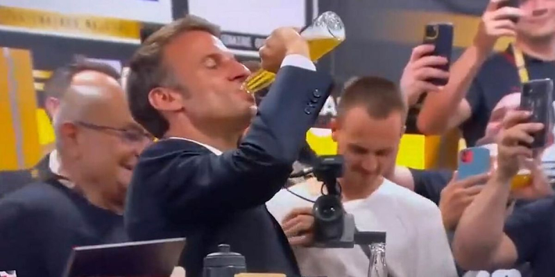 Sorpresas con nuevos talentos: Macron bebió una botella de cerveza en la celebración del campeonato de rugby